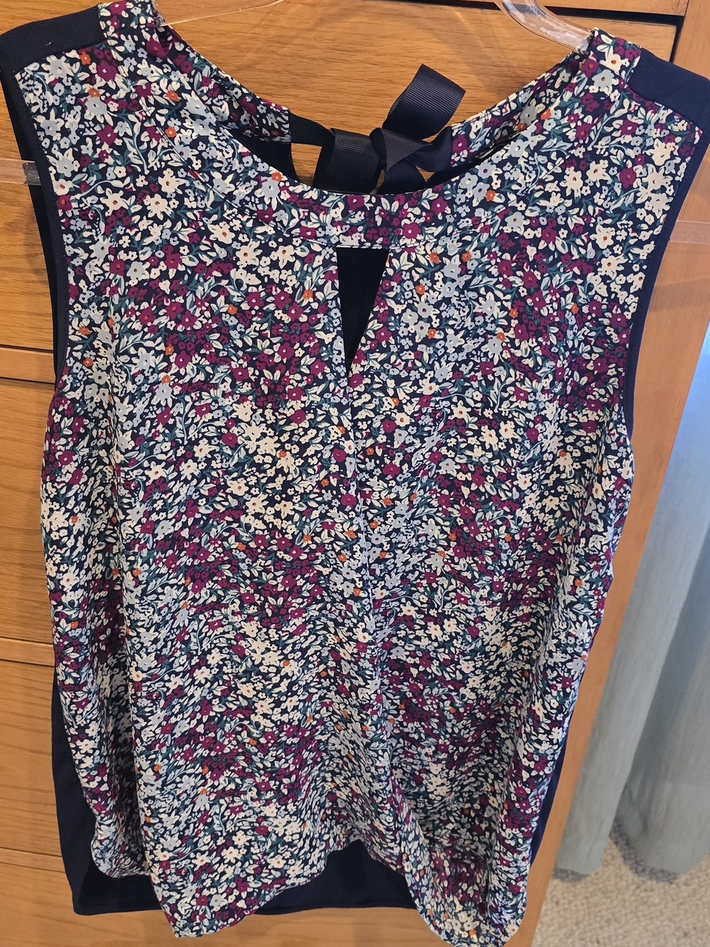 Hawthron, Like New Floral Sleeveless Shell Top in Navy & Berry, Mixed Media